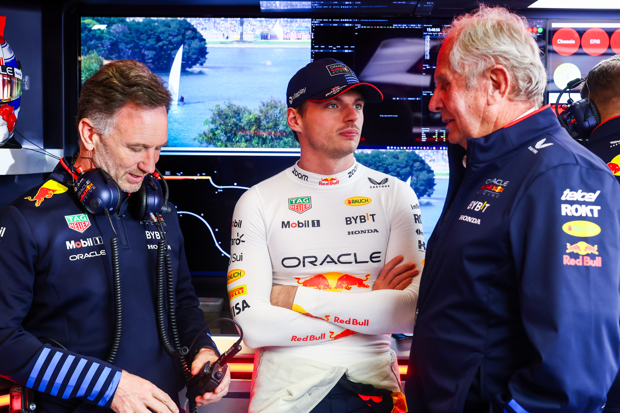 Verstappen, con Marko y Horner.