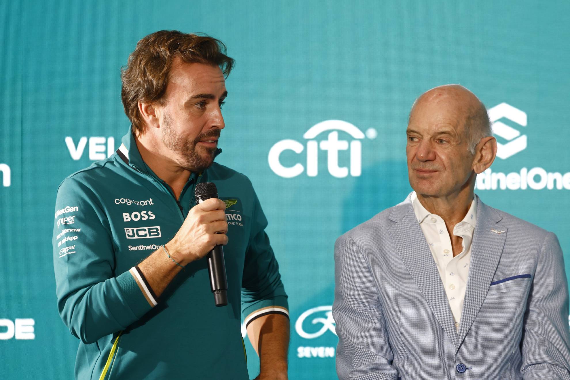 Fernando Alonso y Adrian Newey, en la presentación de los británicos el 10 de septiembre de 2024.