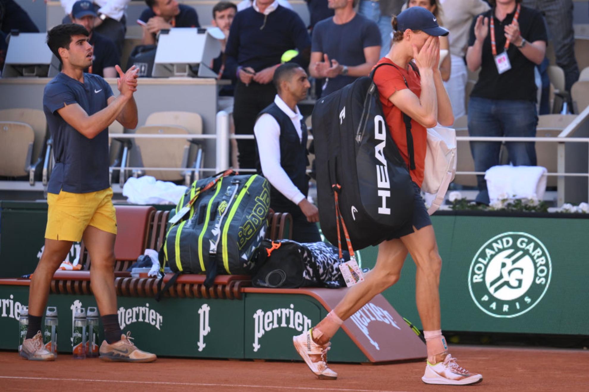 Alcaraz aplaude a Sinner tras derrotarle en las semifinales del último Roland Garros.