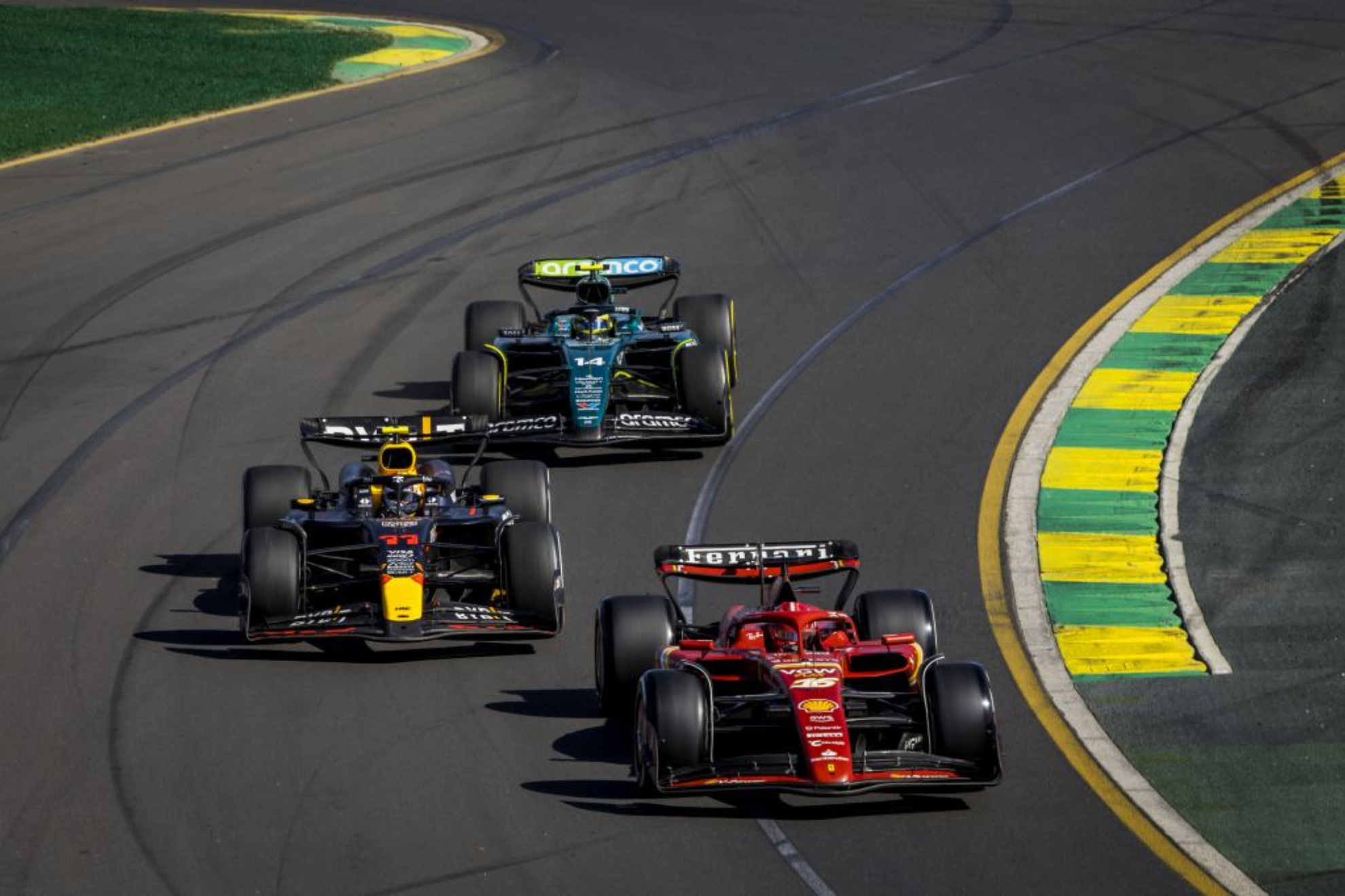 Alonso persigue a Leclerc y Pérez en un Gran Premio de Australia.