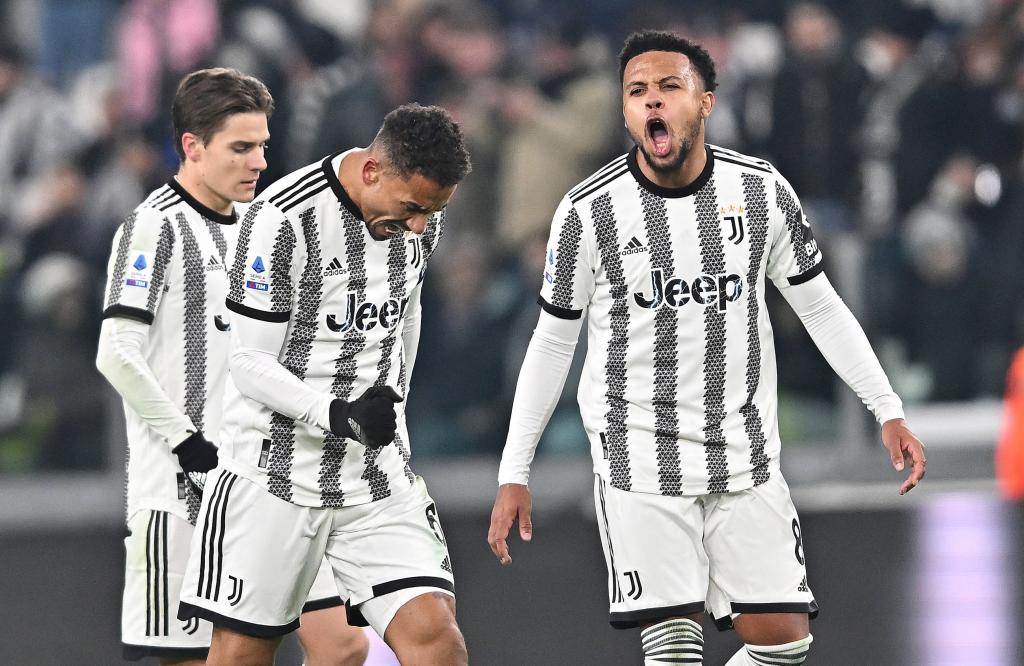 Danilo celebra 3-3 prima dell'Atalanta.