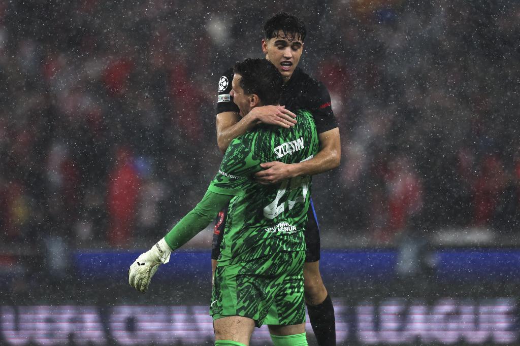Cubarsí y Szczesny, durante el encuentro contra el Benfica
