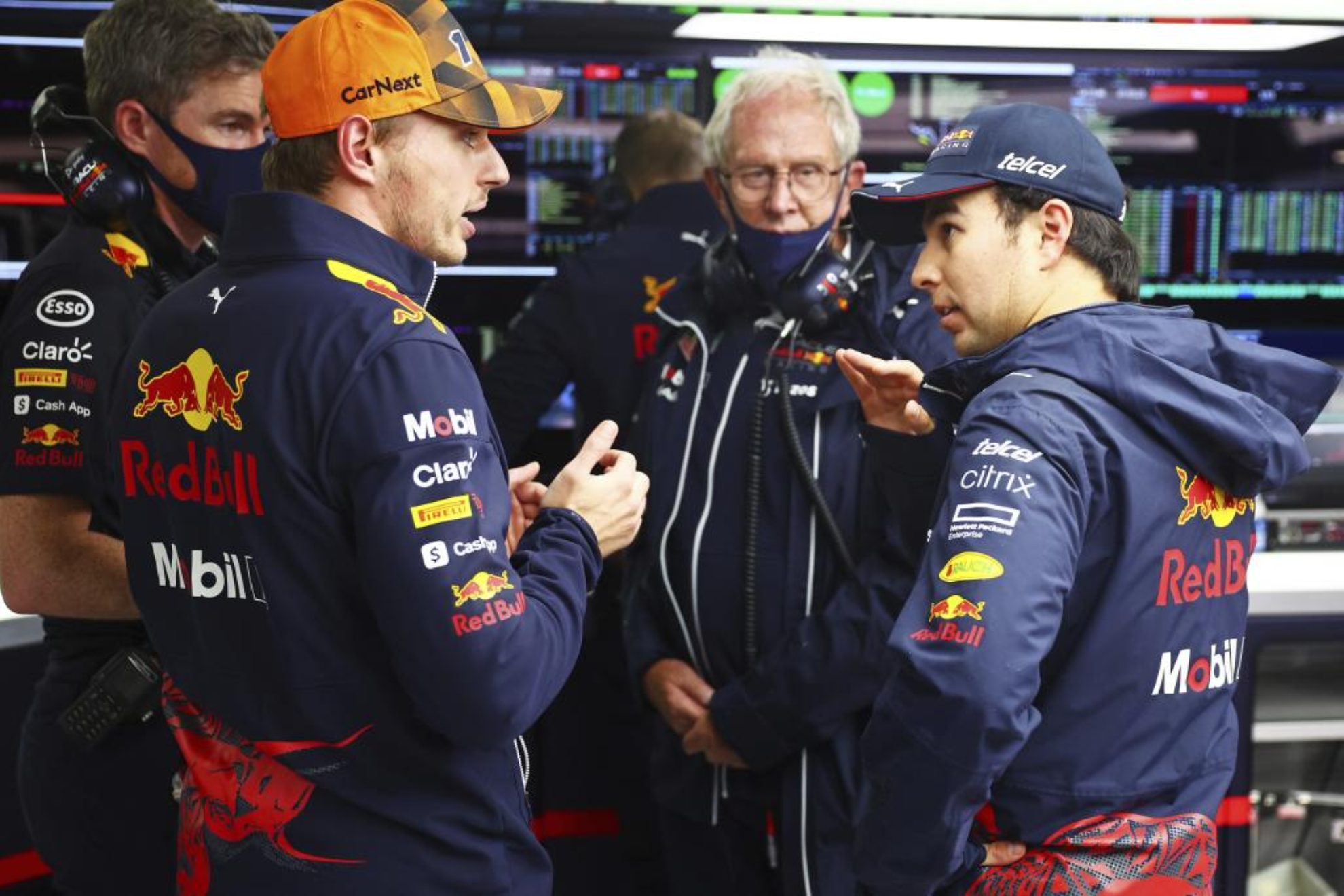 Verstappen y Pérez discuten en el box de Red Bull.