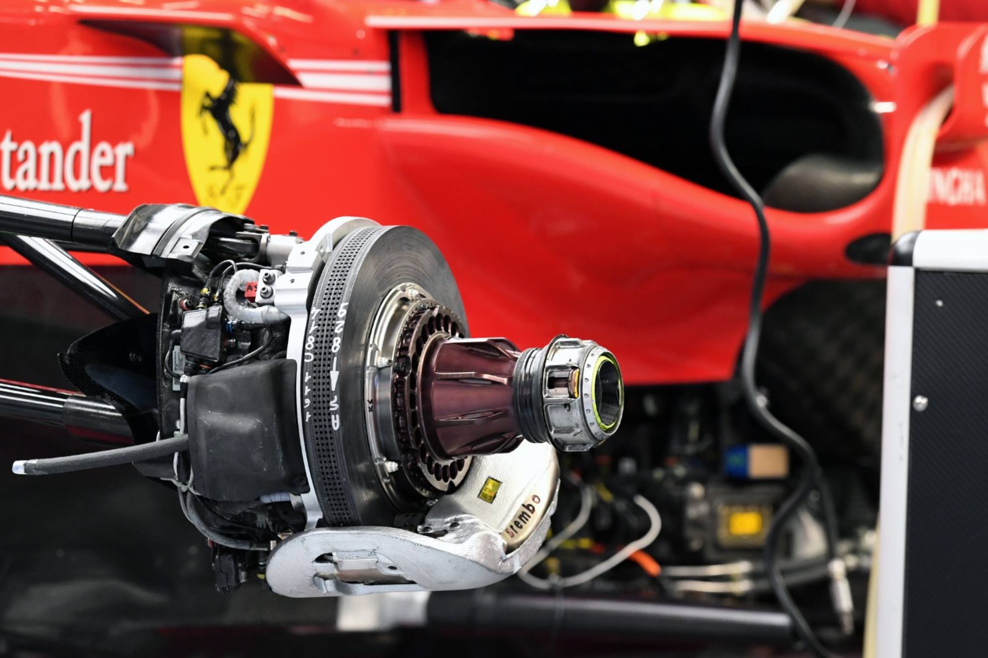 El conjunto de frenado de Brembo en el Ferrari SF-24.