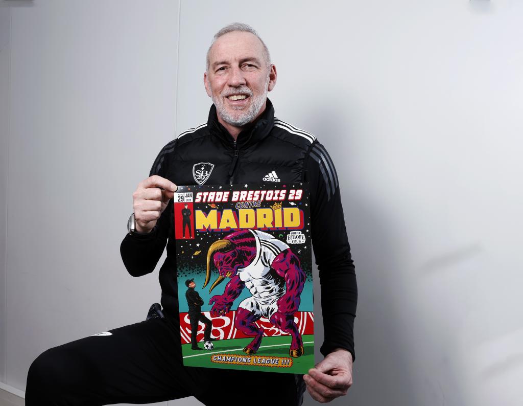 Eric Roy posa para MARCA con un póster especial del Brest-Madrid.