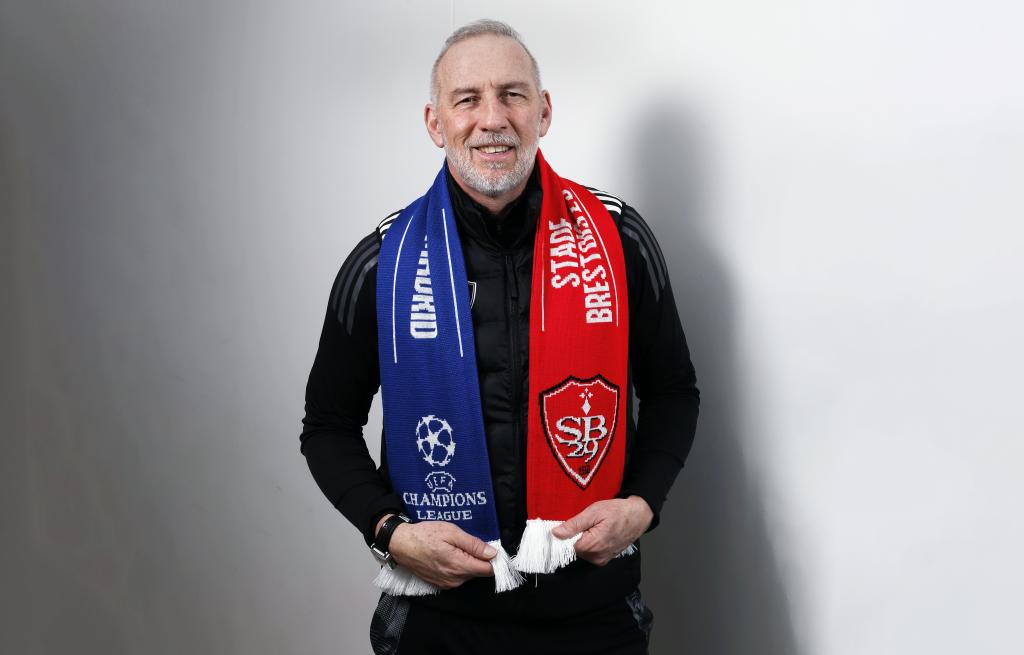 Eric Roy, con la bufanda del partido de esta noche.