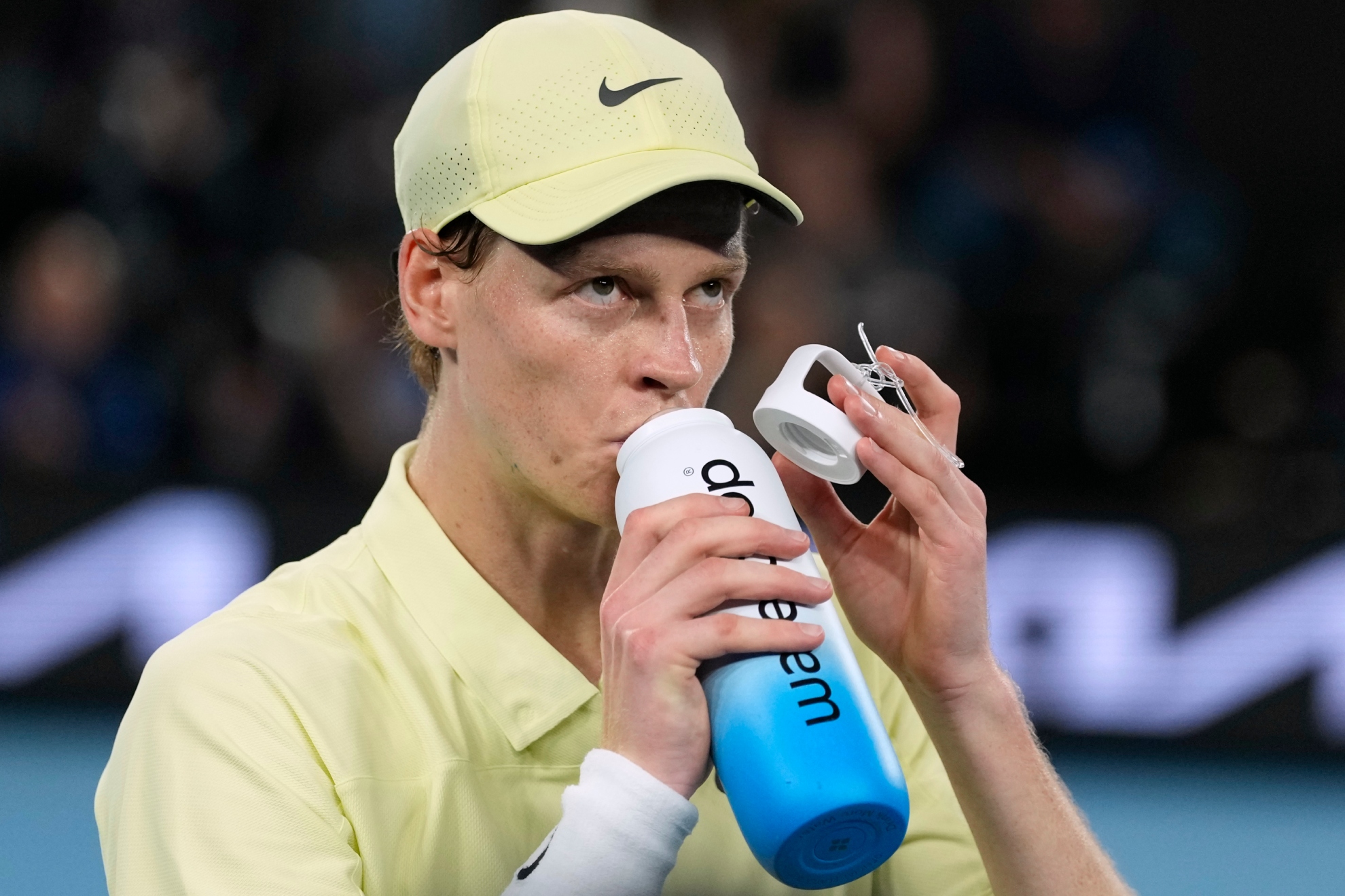 Jannik Sinner bebe durante la final del Open de Australia