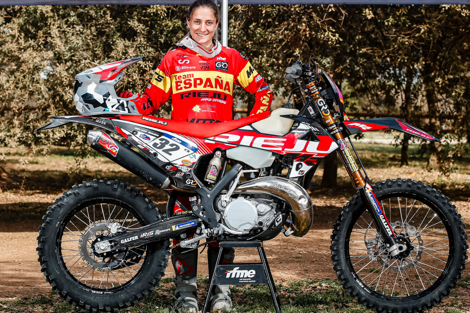 Mireia Badia posa junto a su moto.