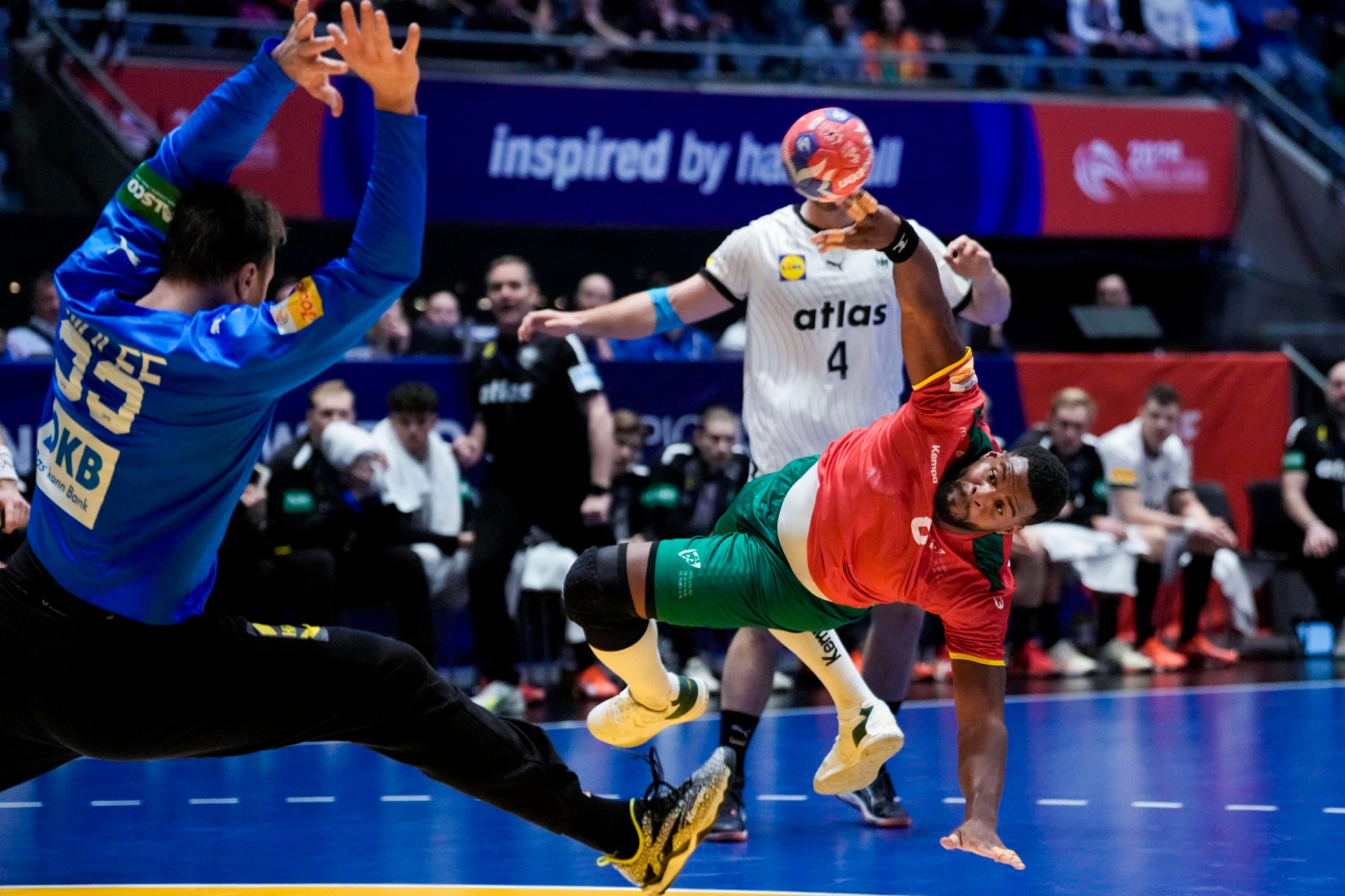 El pivote portugués Victor Iturriza lanza ante el alemán Wolff.