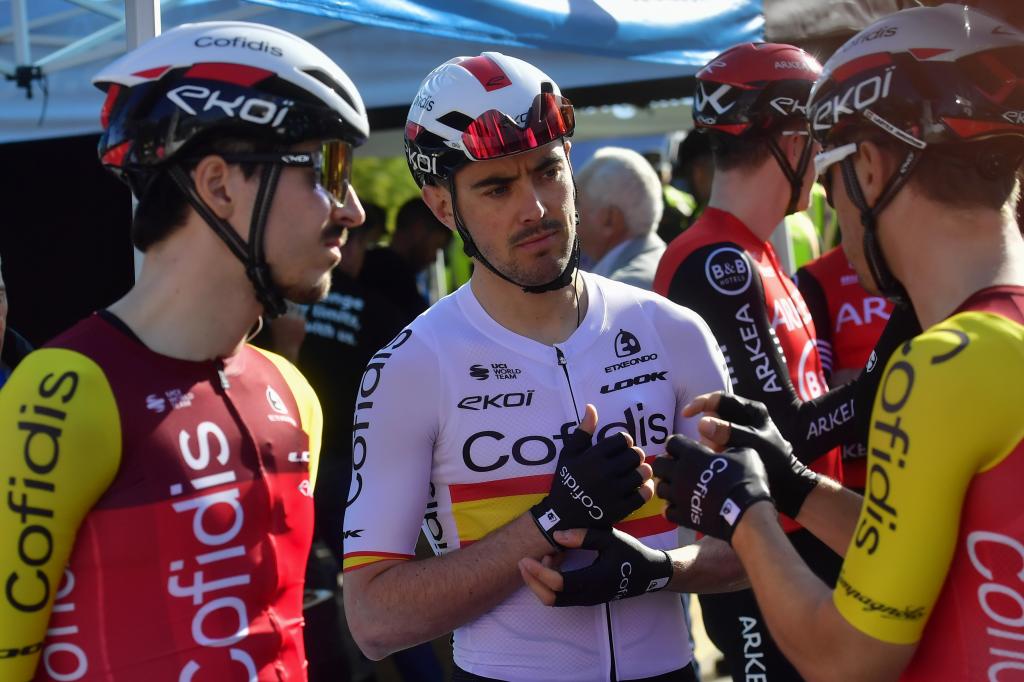 ÁLEX Aranburu, del equipo de CoFidis, habla con sus compañeros de equipo el miércoles al comienzo de la primera etapa Calvià Du Mallorca Cyclist Challenge 2025, con partida y finalización en Palmanova (Mallorca). Efe / Miquel A. Borràs