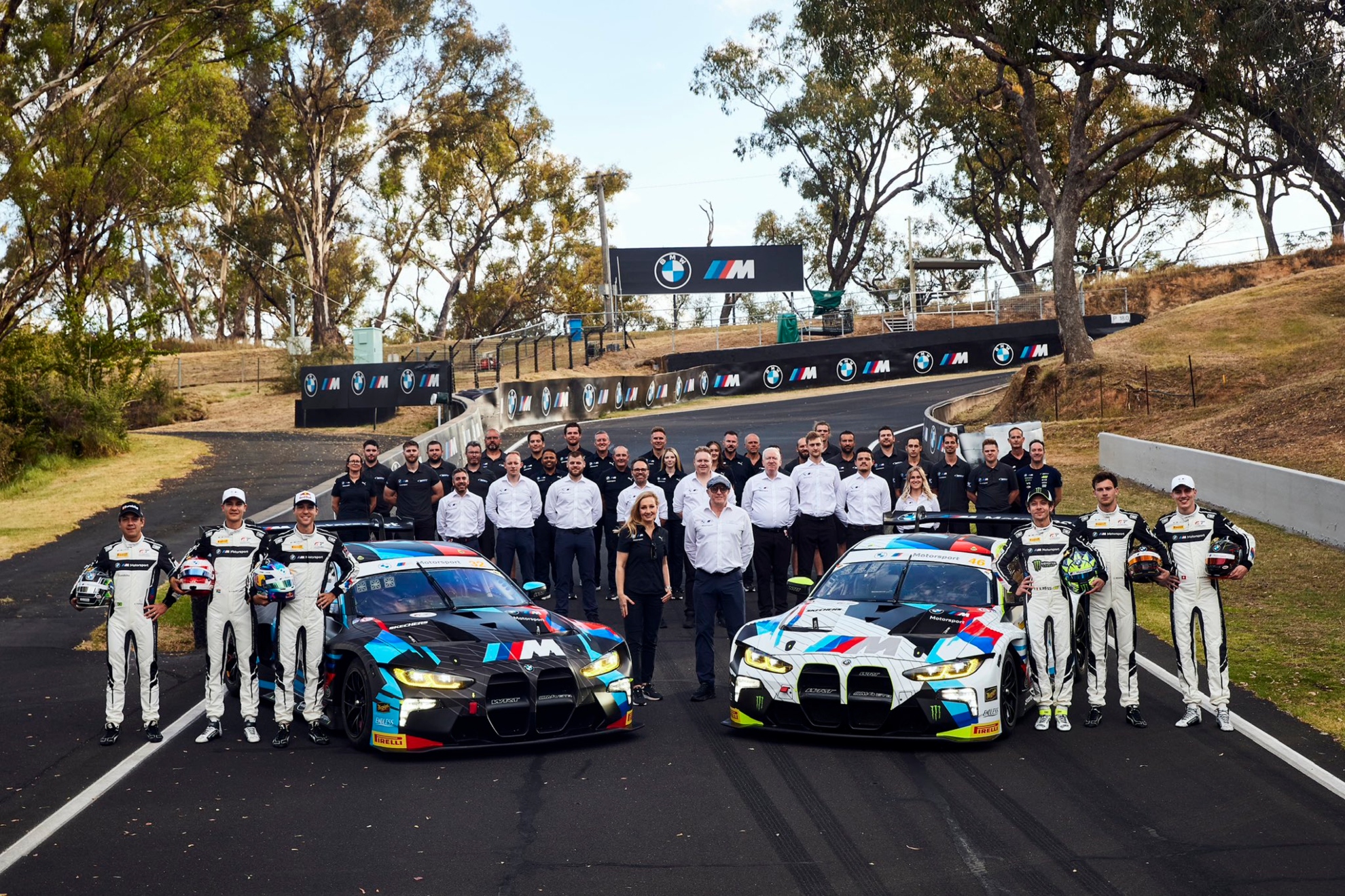 Rossi, a la derecha, con el equipo de BMW en Bathurst.