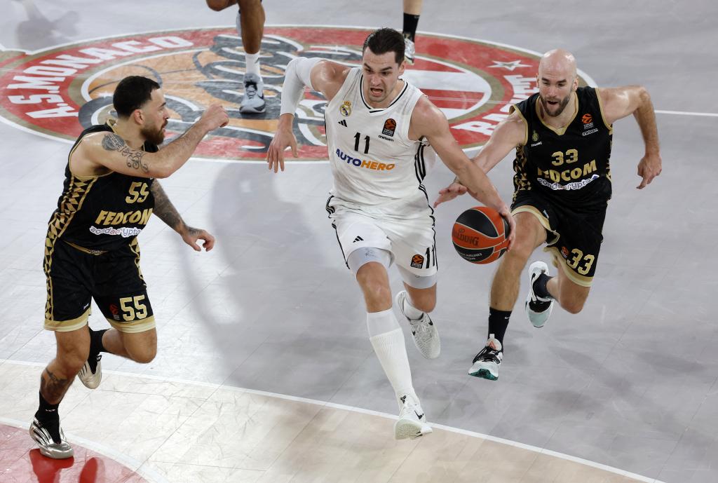 Mario Hezonja, harassed by Mike James and Nick Calathes.