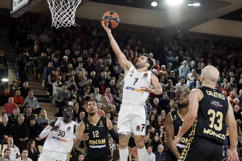 Facundo Campazzo makes an entrance to the basket.
