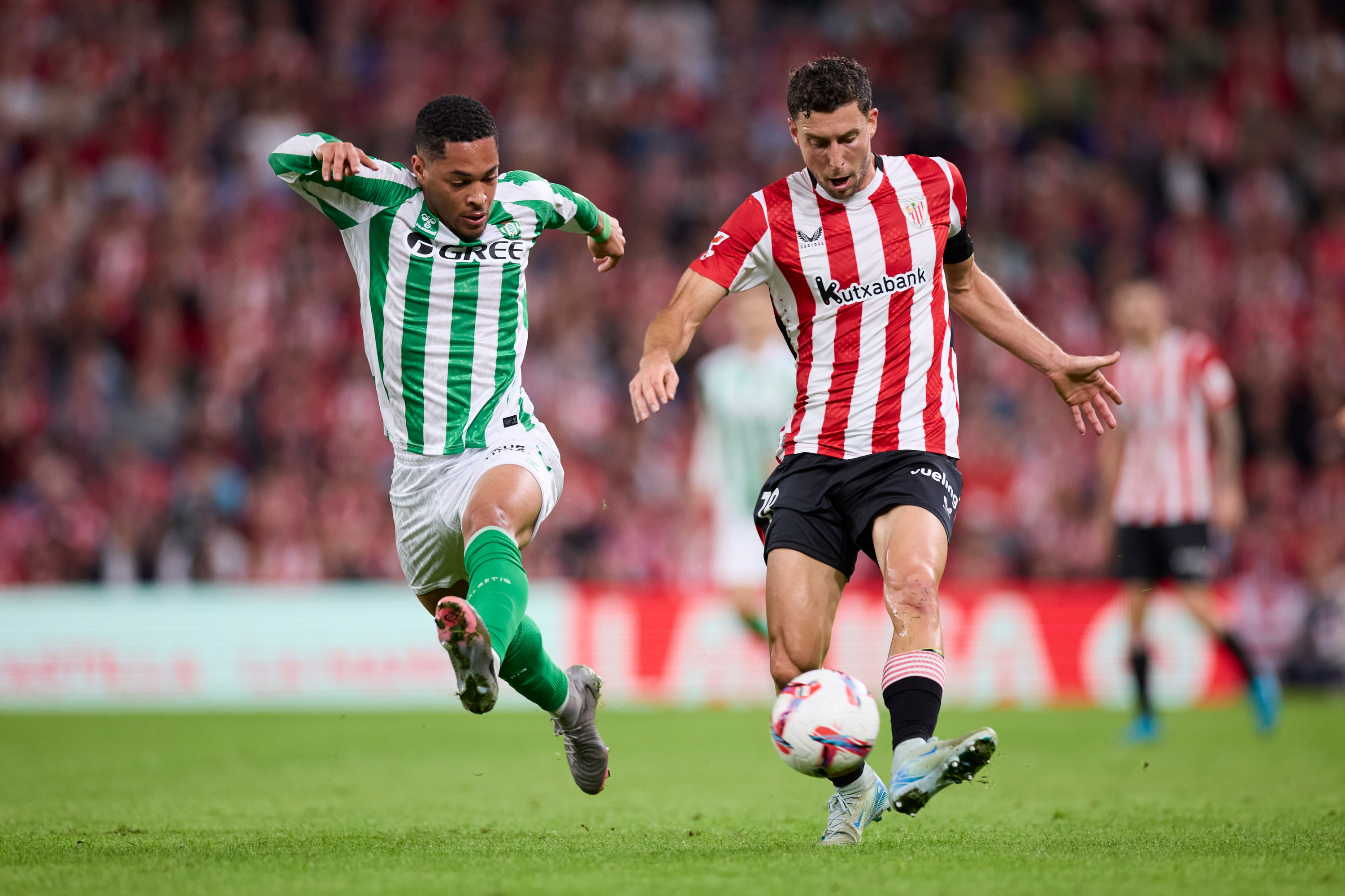 Vitor Roque y De Marcos en el partido de la primera vuelta