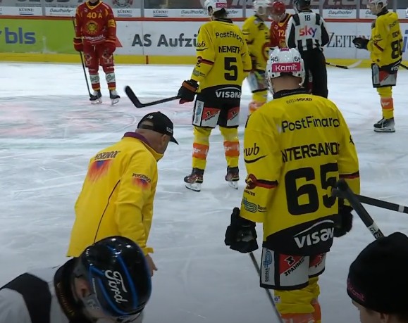 El momento en el que se busca el trozo de dedo en la pista.