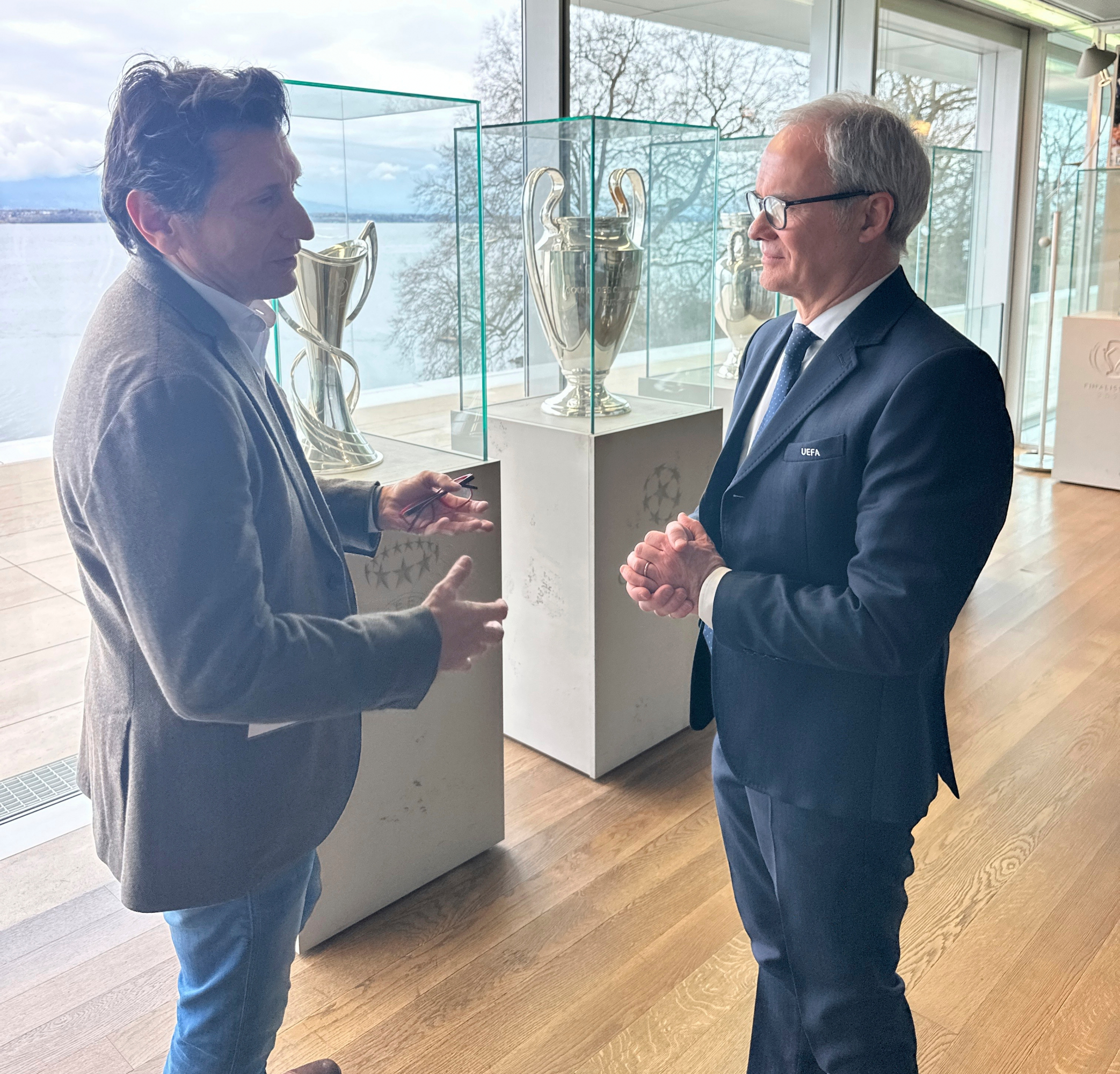 Giorgio Marchetti (UEFA) hablando con José Félix Díaz.