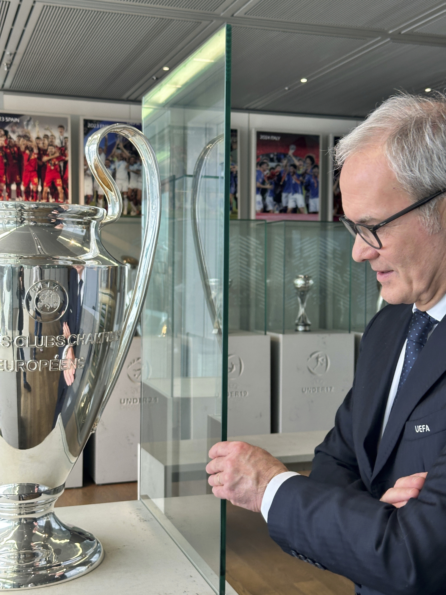 Giorgio Marchetti (UEFA) mirando el trofeo de la Champions League