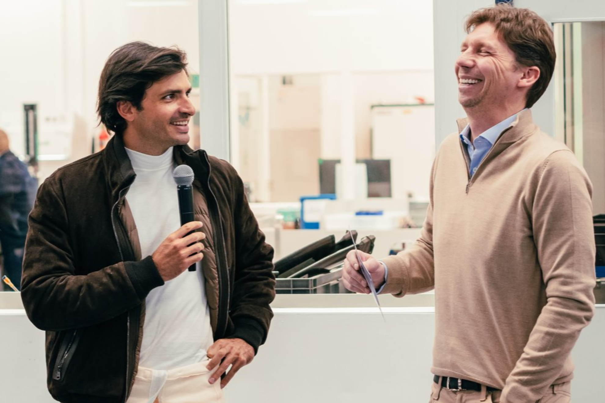 James Vowles se ríe por un comentario de Sainz.