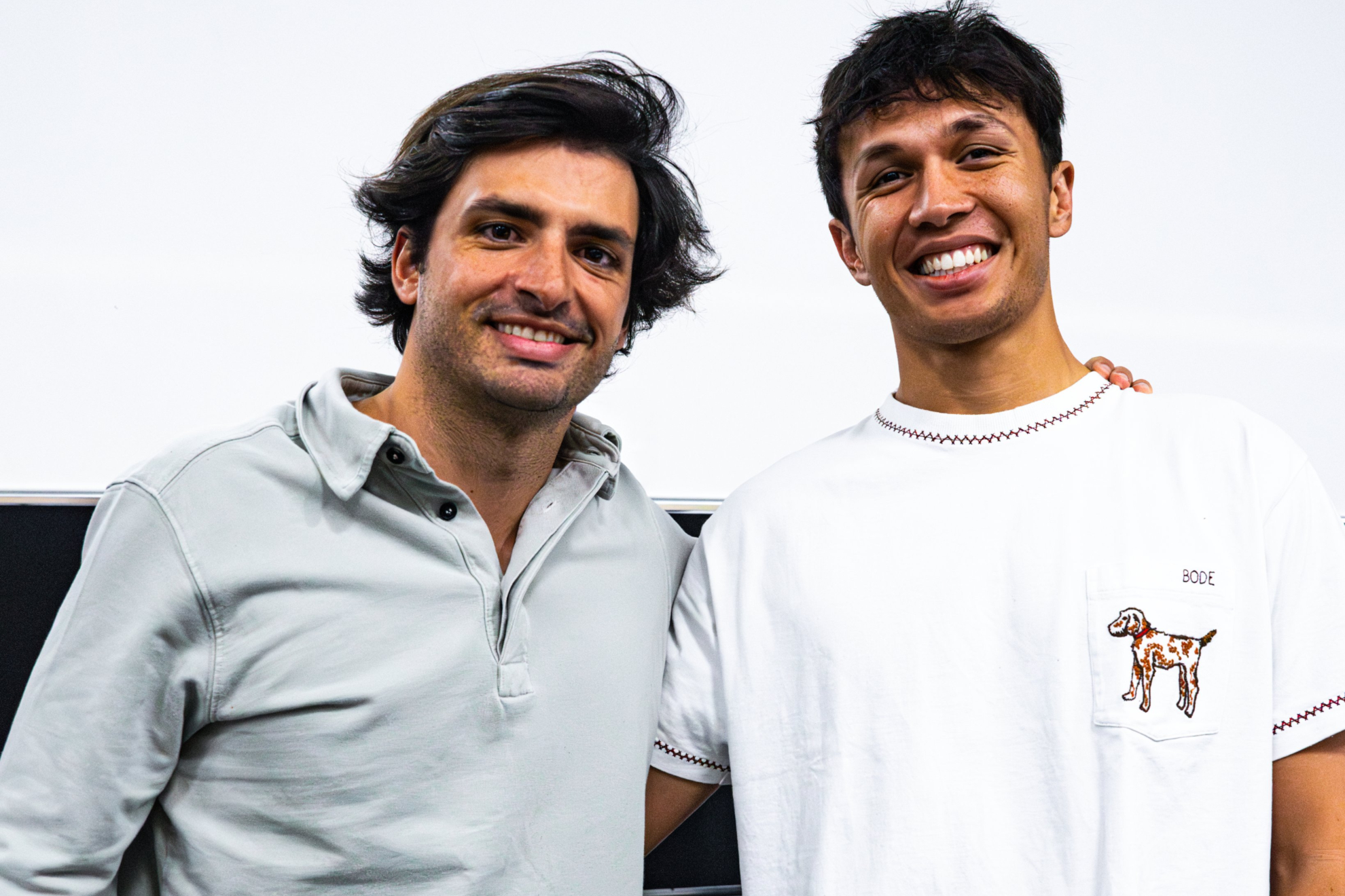 Carlos Sainz posa junto a Alex Albon.