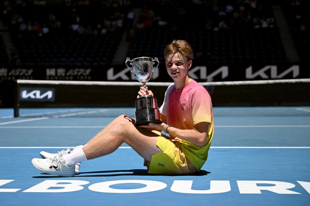 Henry Bernet posa con el trofeo del Open de Australia junior