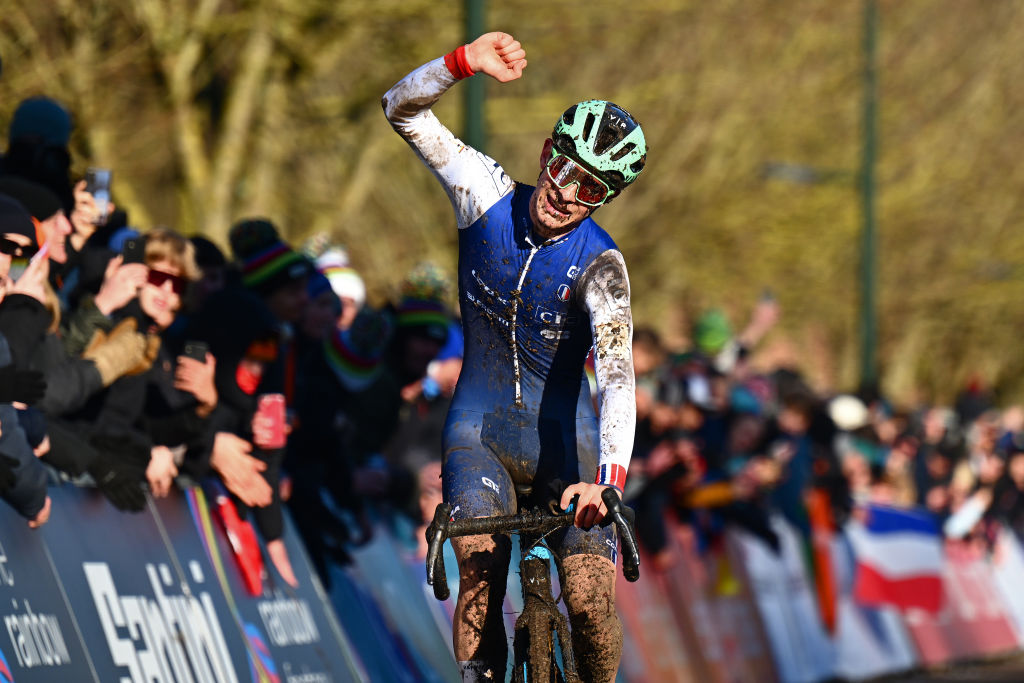 Bruyere celebra el subcampeonato del mundo junior de ciclocross