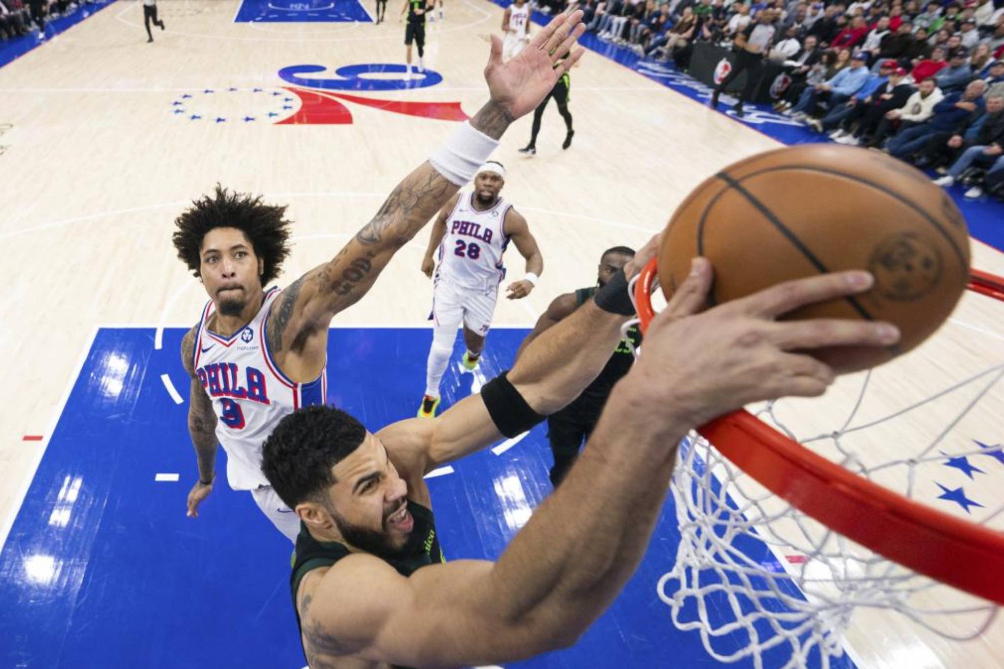 Jayson Tatun hace un mate en el partido ante los Sixers.