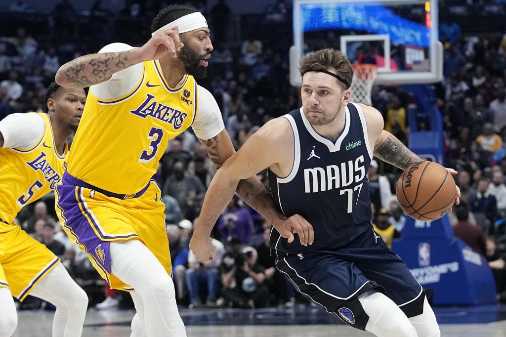 Luka Doncic, defendido por Anthony Davis en un Mavericks-Lakers.