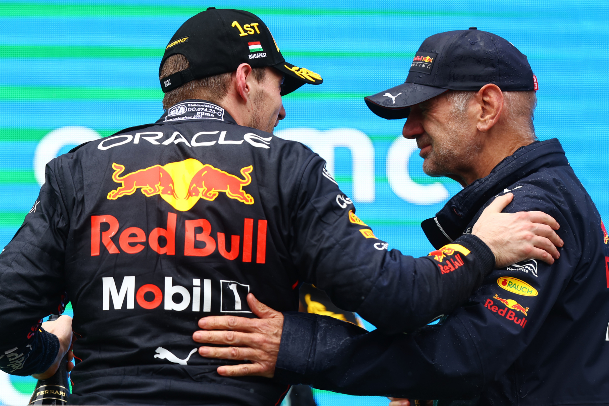 Verstappen, junto a Newey, en un podio.