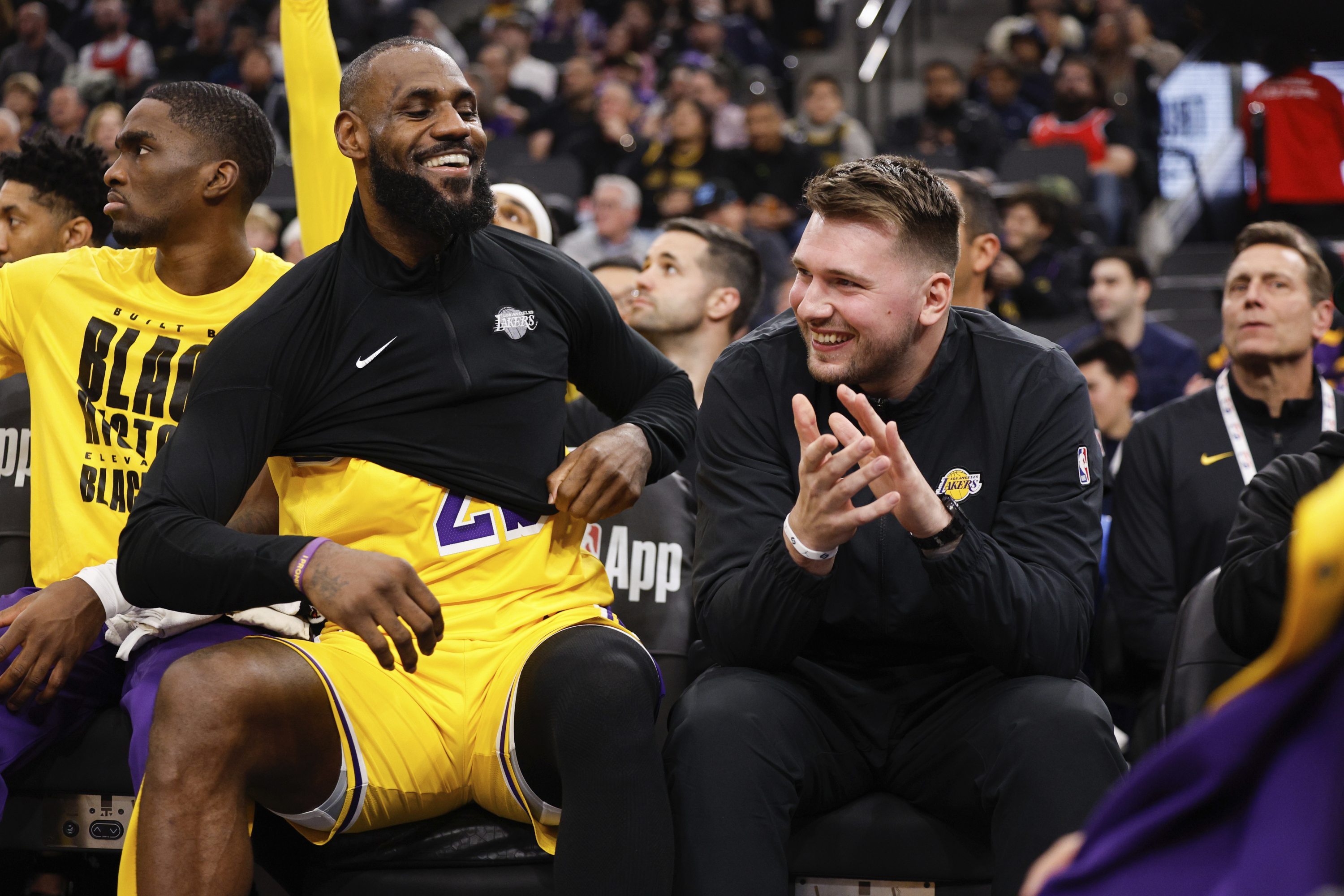 Doncic debuts on the bench of the Lakers and LeBron blesses him: 
