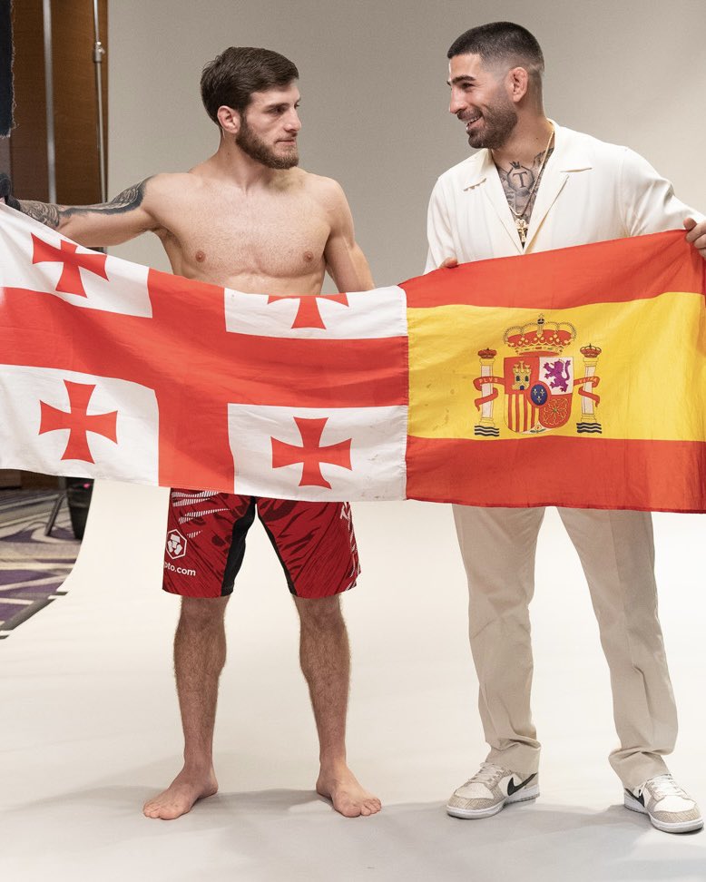Aleksandre and Ilia Topuria pose together.