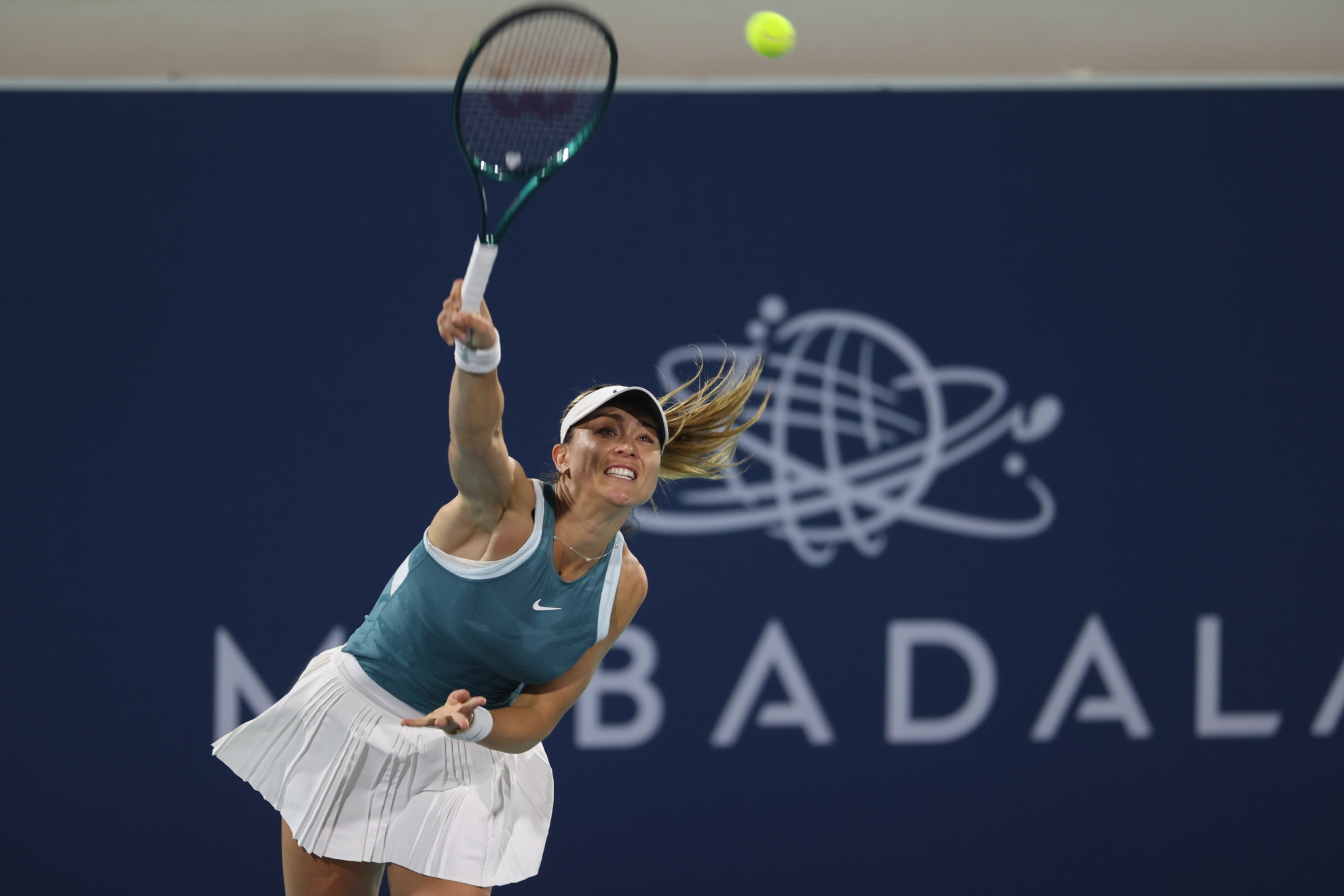 Paula Badosa saca en el primer set de su partido en el torneo de Abu Dabi..