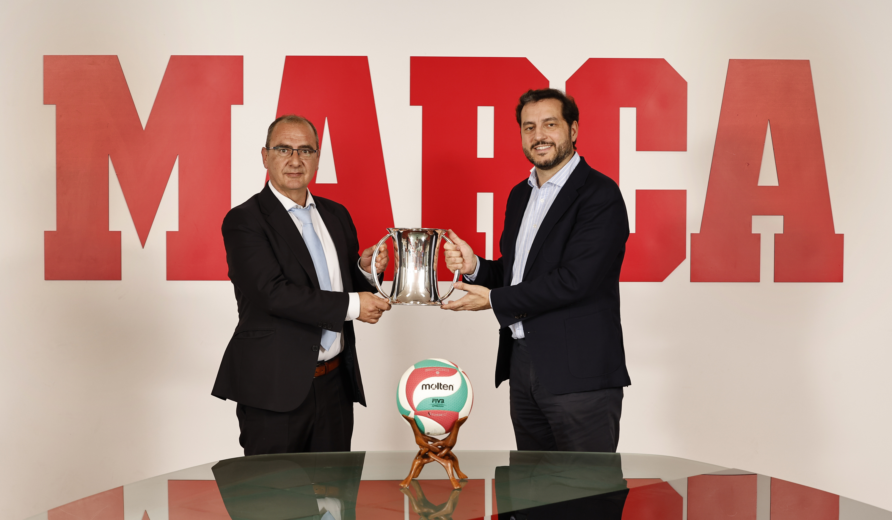 Presentación de la Copa del Rey de voleibol 2025, en MARCA. J.I. Gallardo, director del periódico a la izquierda, y Felipe Pascual, presidente de la RFEVB a la derecha.