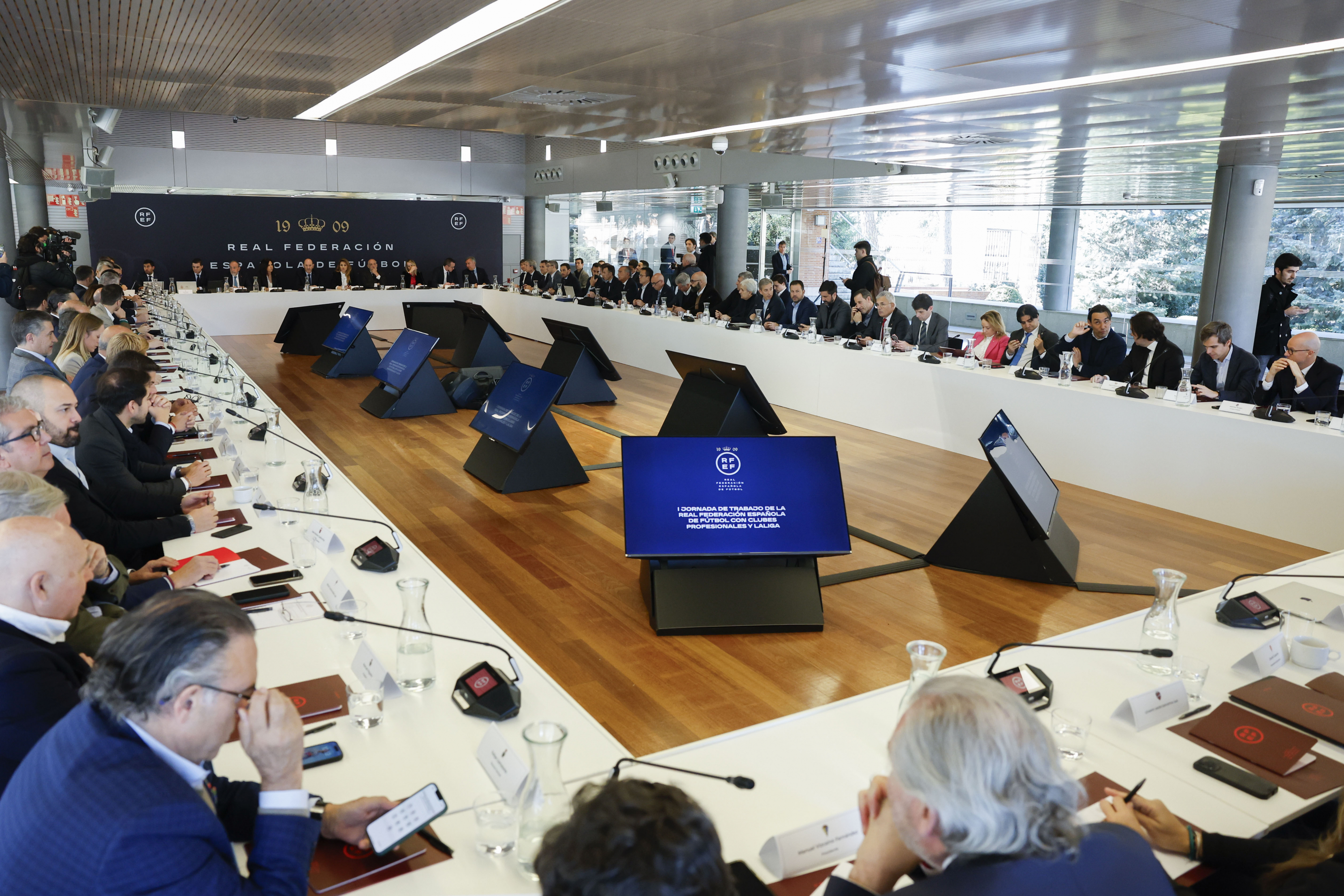 El presidente de la RFEF, Rafael Louzán (c, al fondo), preside la reunión de la Real Federación Española de Fútbol con los clubes de fútbol profesional, Comité Técnico de Árbitros y LaLiga.