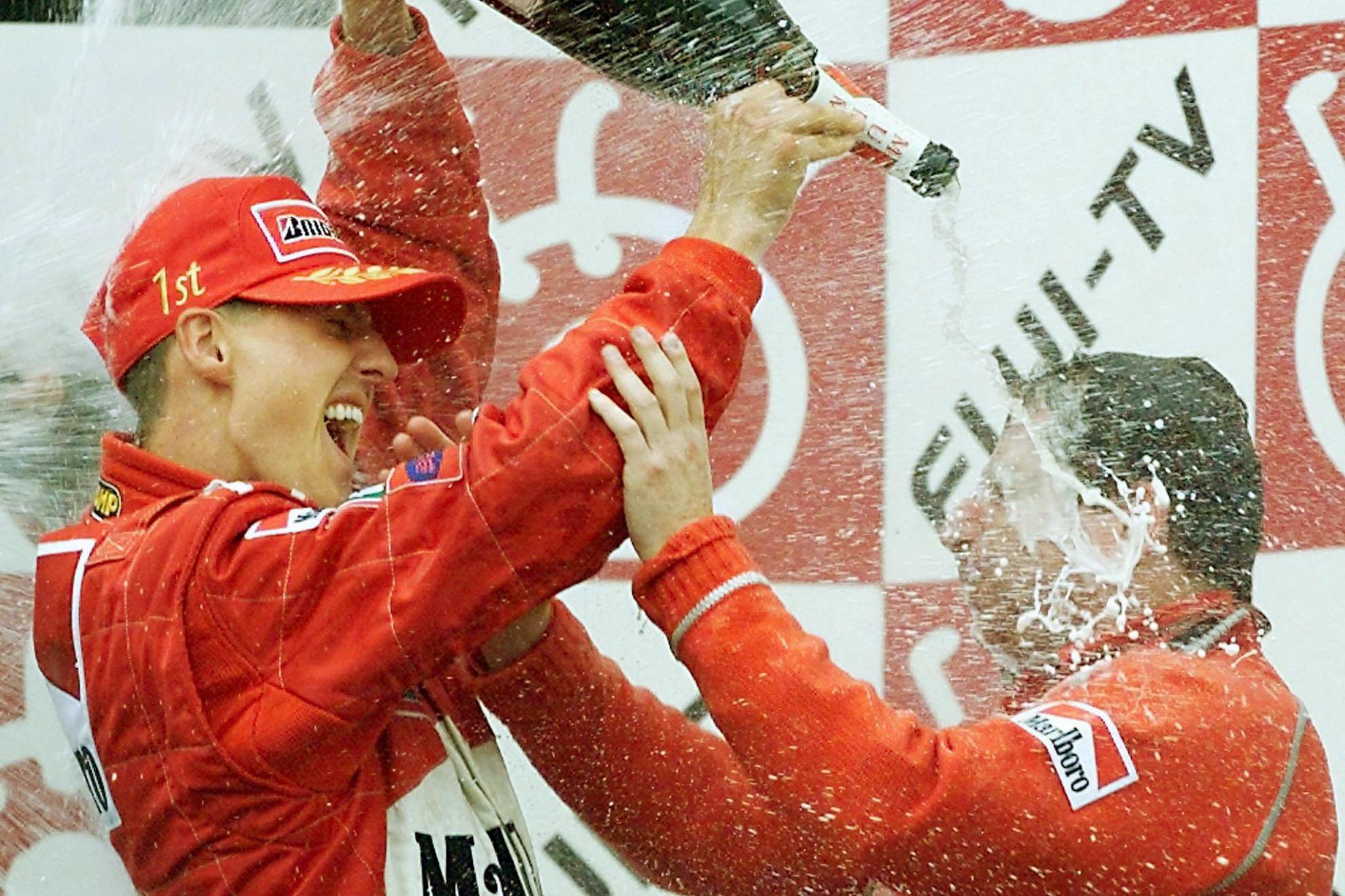 Jean Todt y Michael Schumacher celebran un podio con Ferrari.