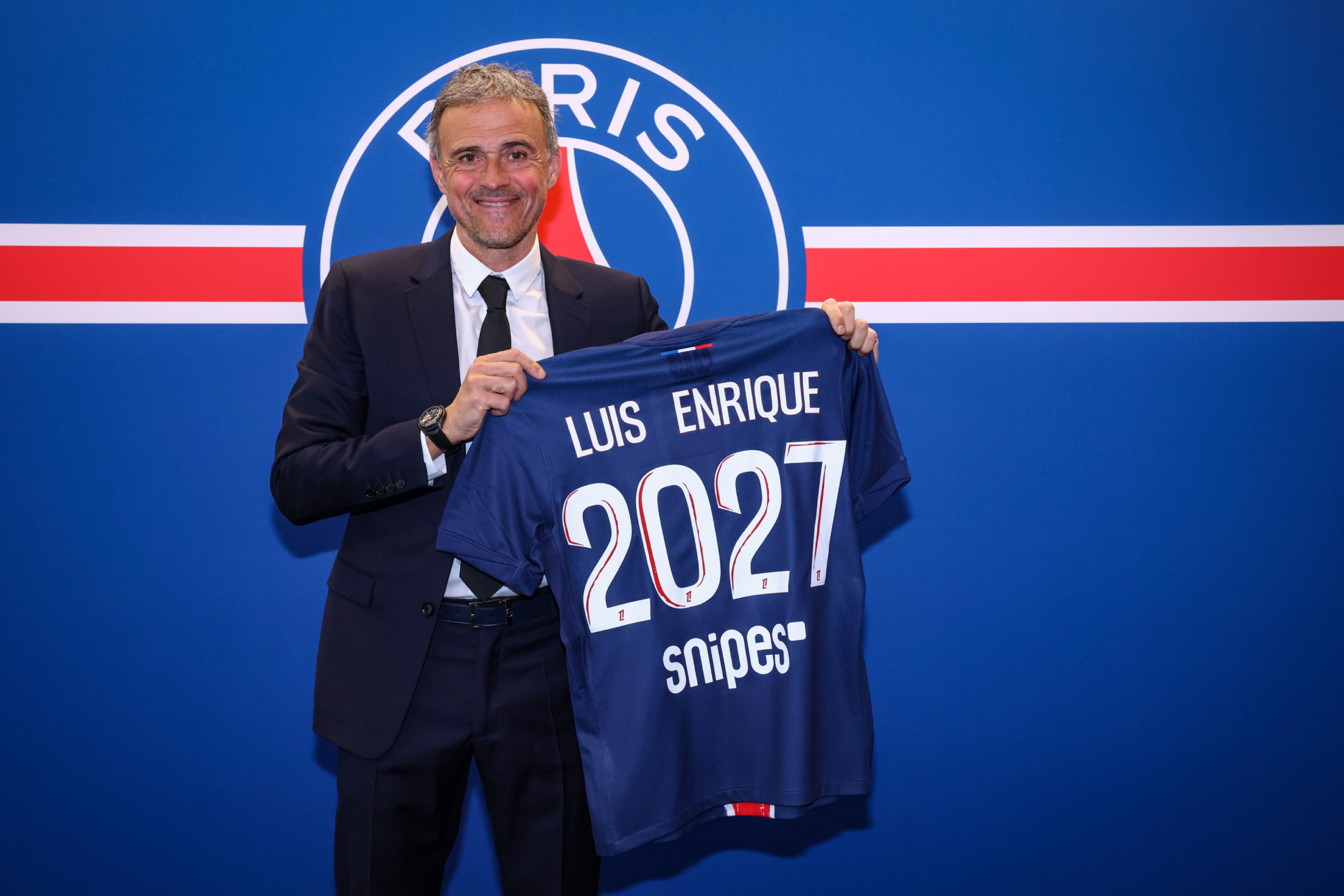 Luis Enrique, con su camiseta tras la renovación.