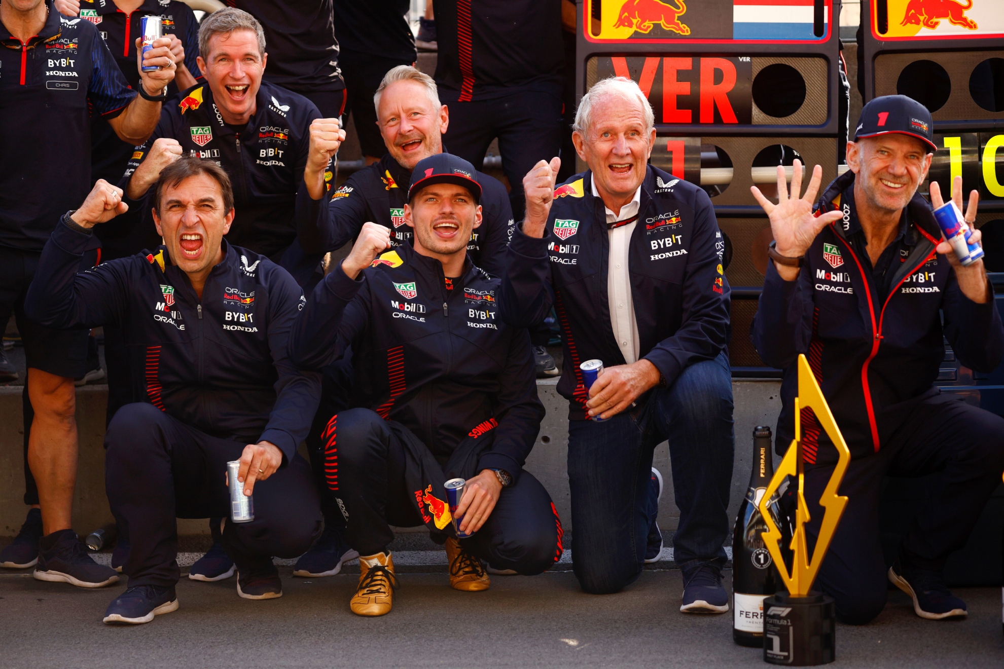 Wache, Verstappen, Marko y Newey, en una celebración.