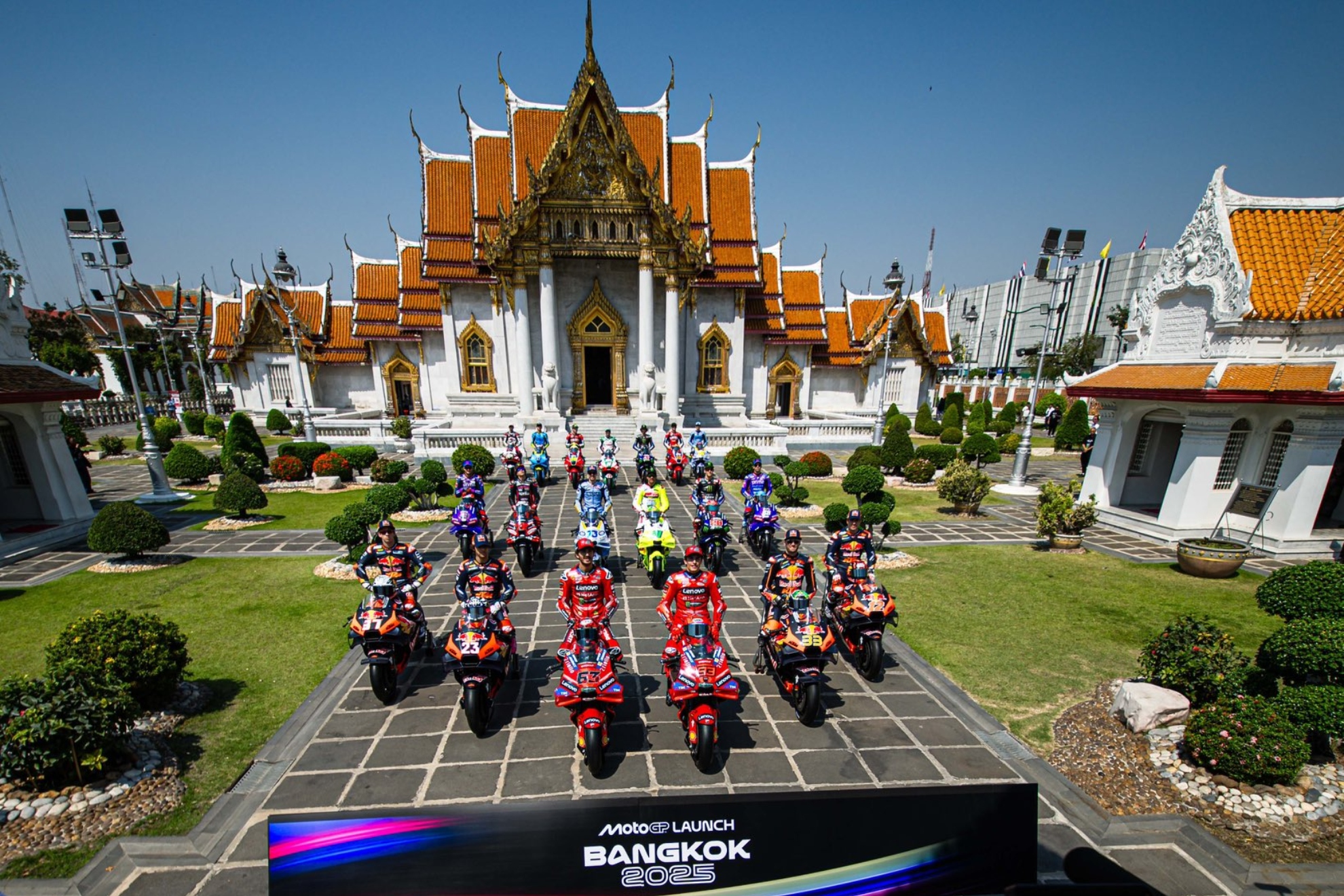 Los pilotos, en uno de los templos de Bangkok.