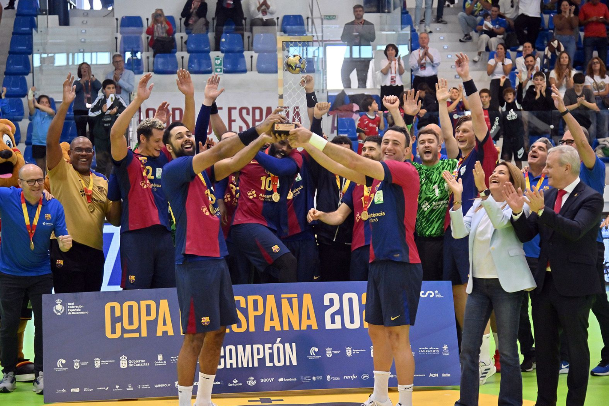 Los jugadores del Barça, con el trofeo de campeones de la Copa de España.