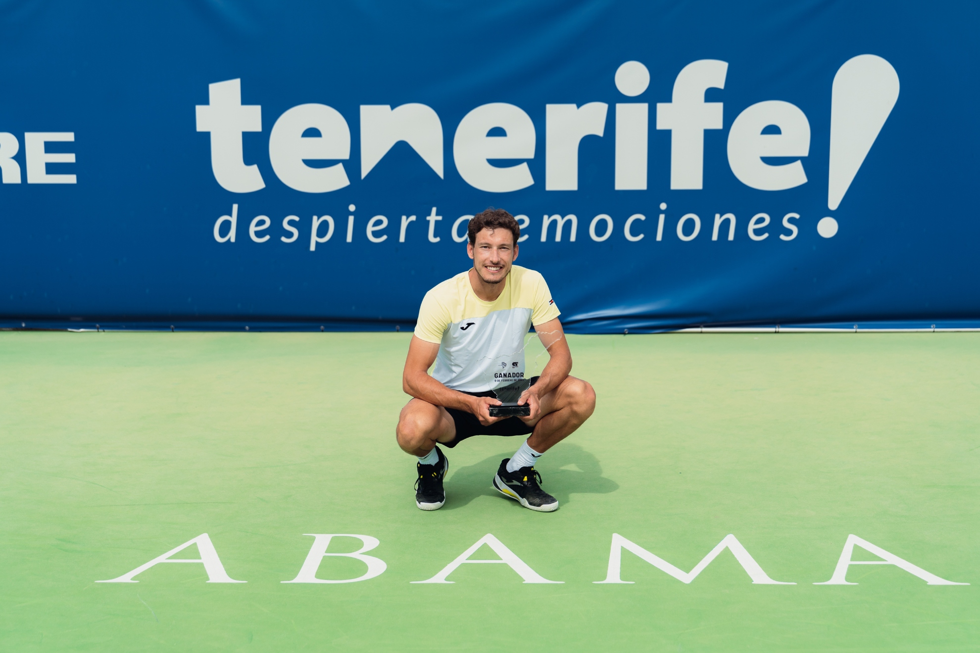 Pablo Carreño posa con el trofeo del Tenerife Challenger