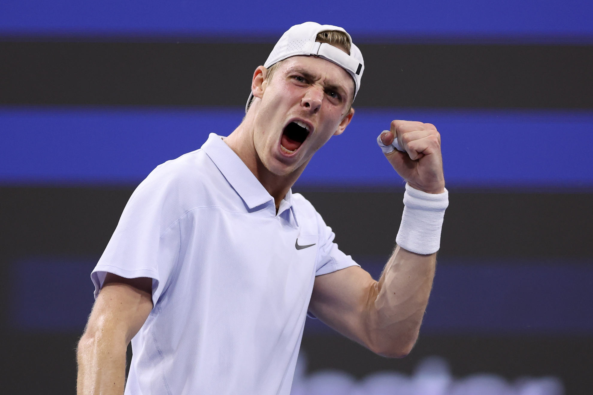 Denis Shapovalov celebra un punto en su duelo de cuartos en Dallas ante Tomas Machac.