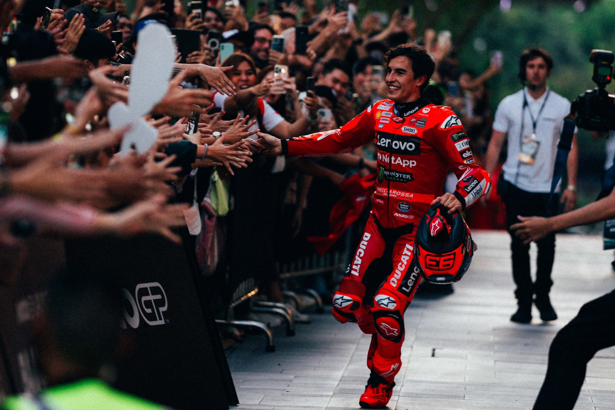 Marc, entretenido por los fanáticos de la presentación conjunta de MotoGP en Bangkok.