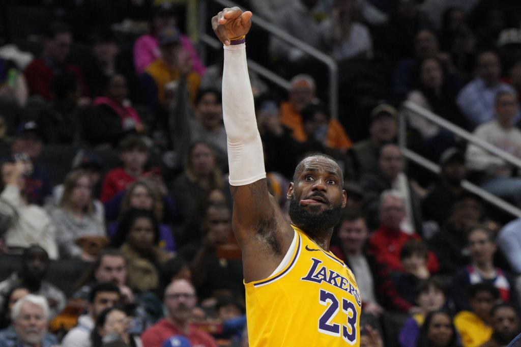 LeBron James lanza a canasta en un partido con los Lakers.