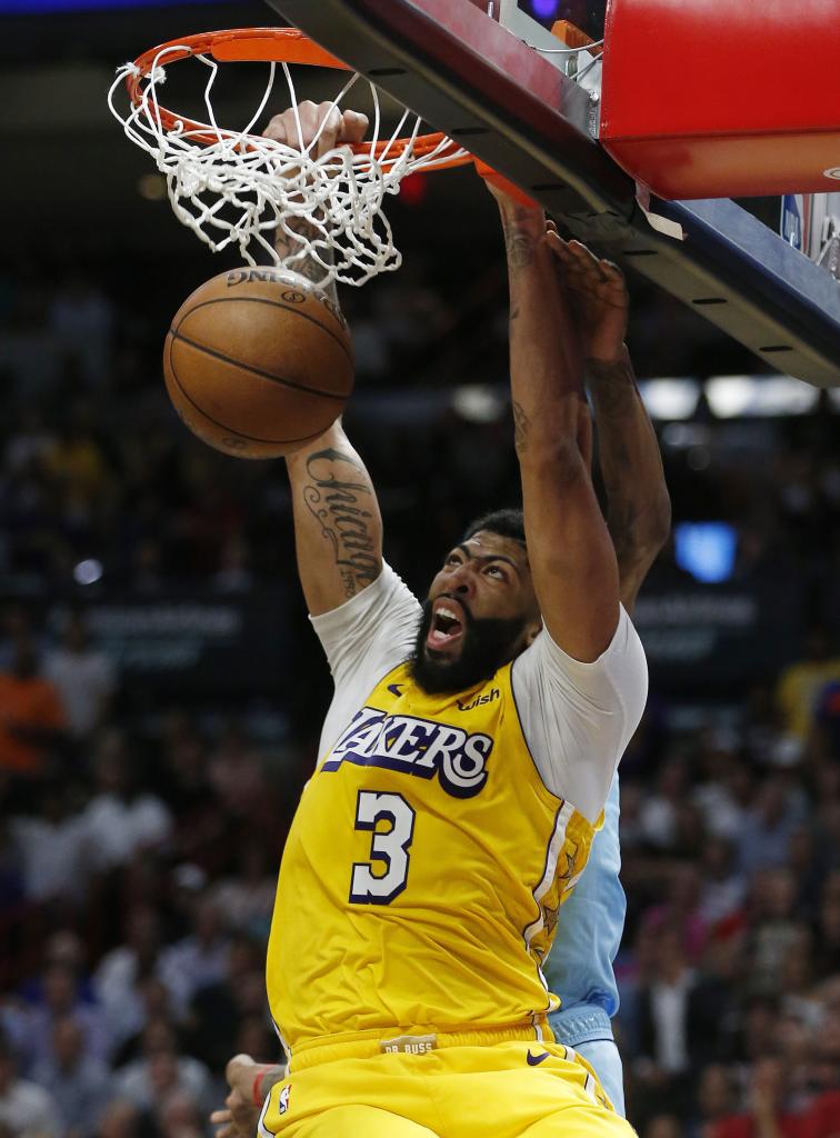 Anthony Davis machaca el aro en un partido de los Lakers.