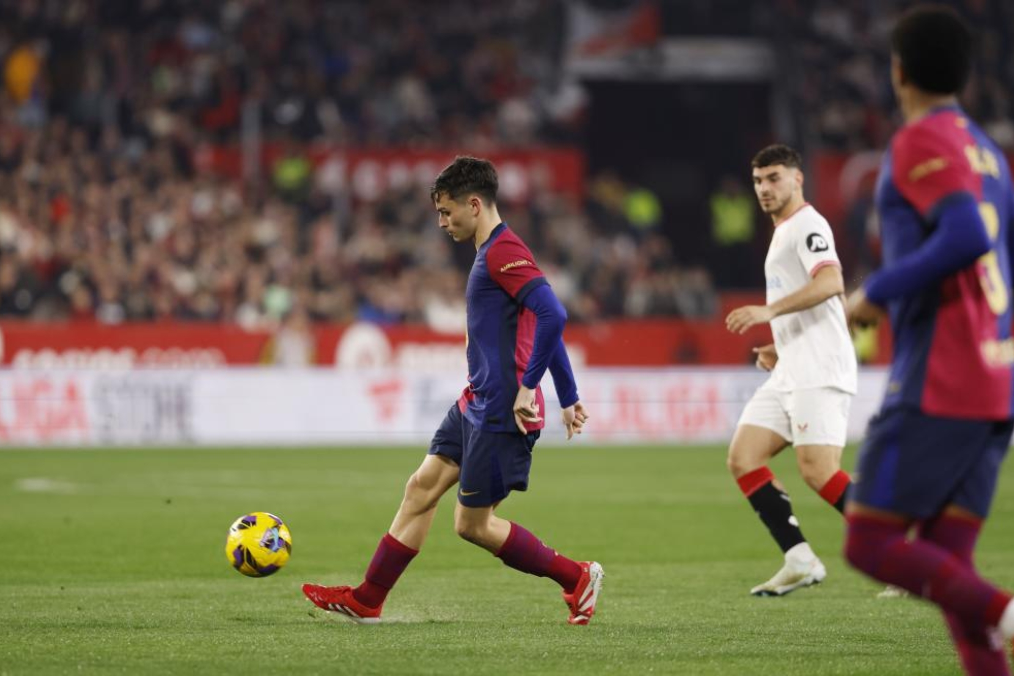 Pedri, durante el encuentro contra el Sevilla.