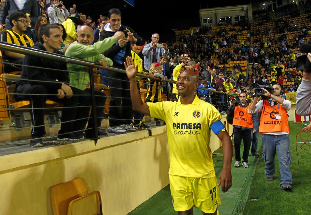 Marcos Senna saludando las gradas con Villarreal