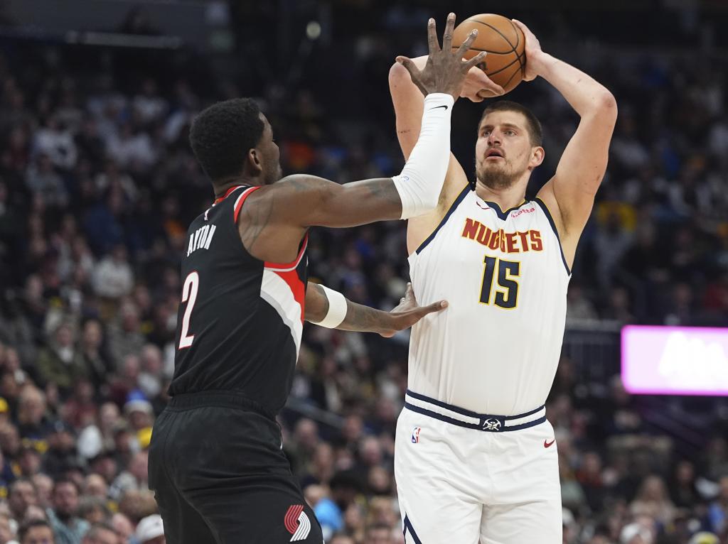 Jokic lanza delante de Ayton.