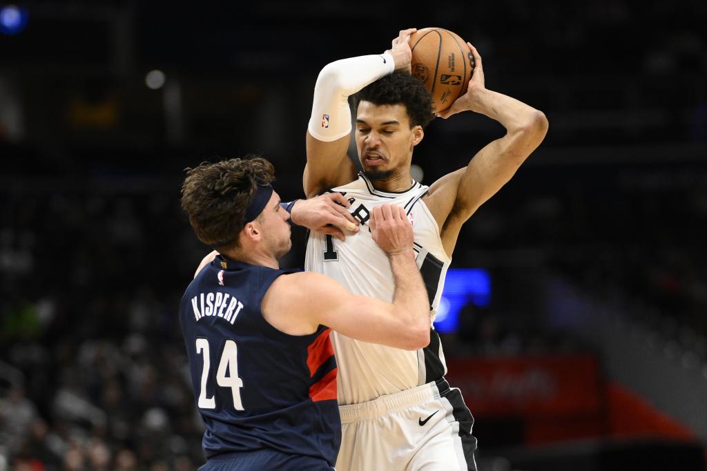 Wembanyama, ante Kispers en el Spurs-Wizards.