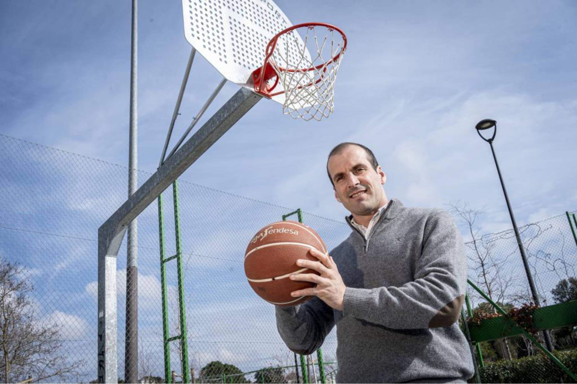 Tomás Bellas posa en una cancha de Torrelodones.