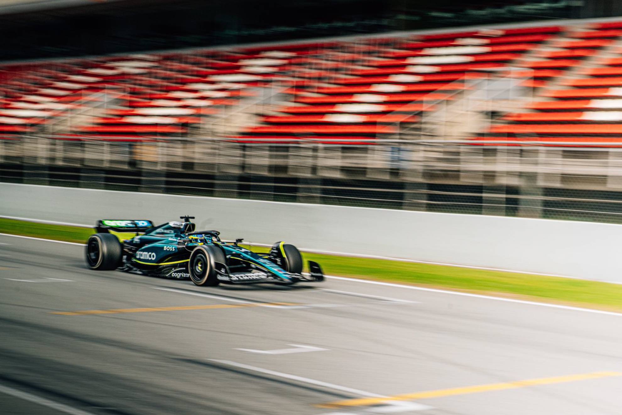 El auto de Aston Martin en las pruebas de circuito de Barcelona.