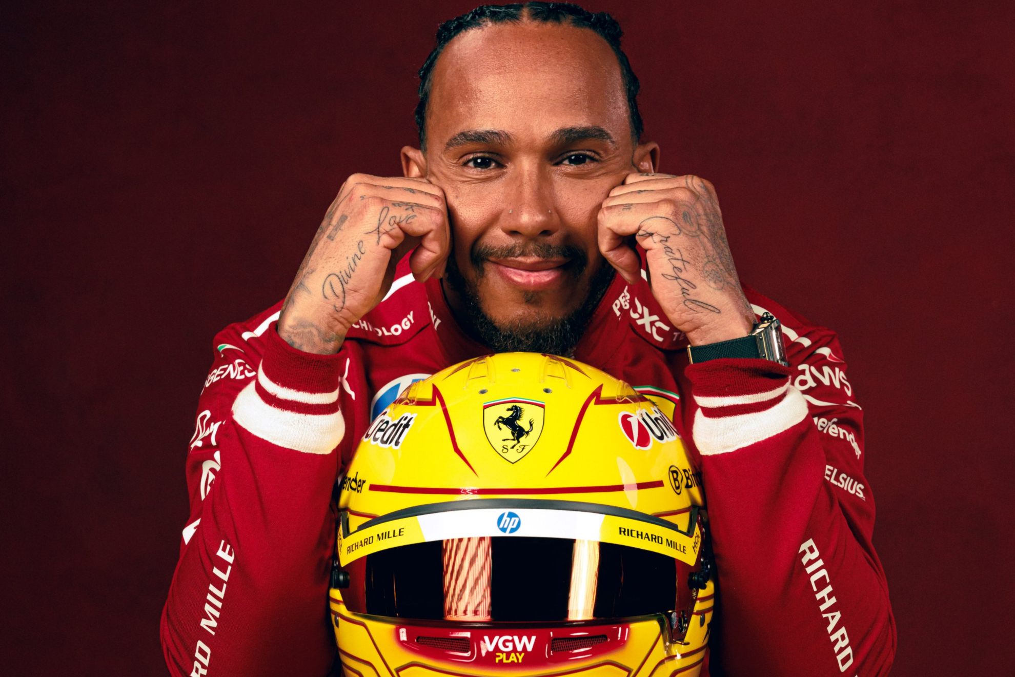 Hamilton posa con la indumentaria de la Scuderia.